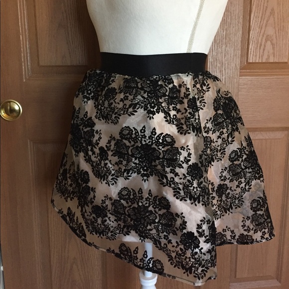 Express sheer floral design skirt - Picture 2 of 3